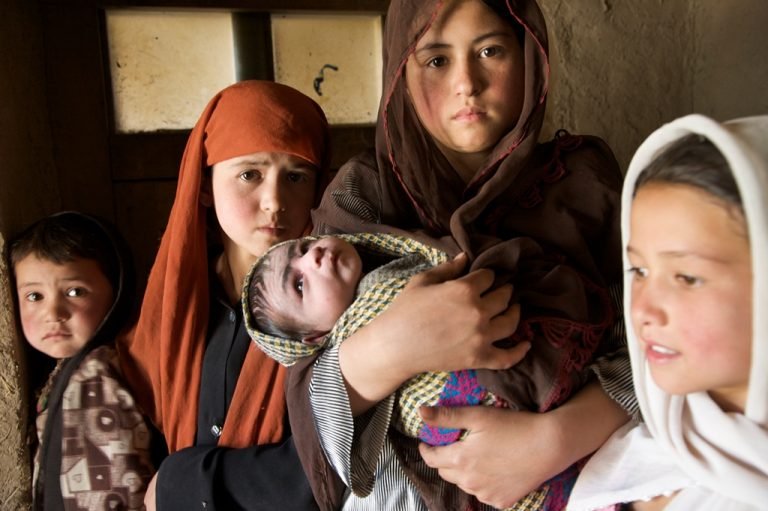 ګلوبل ایشوز:د نجونو د زده‌کړو بندیز په افغانستان کې د جبري ودونو او فقر کچه لوړه کړې