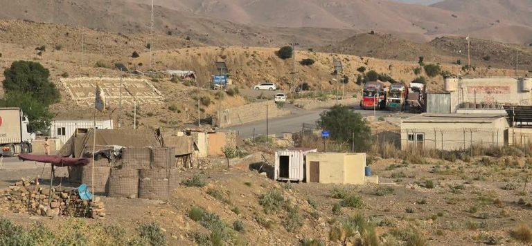 د ډیورینډ کرښې په اوږدو کې؛ د پاکستاني پوله ساتو او طالبانو ترمنځ سخته جګړه روانه ده د ډیورینډ کرښې په اوږدو کې؛ د پاکستاني پوله ساتو او طالبانو ترمنځ سخته جګړه روانه ده