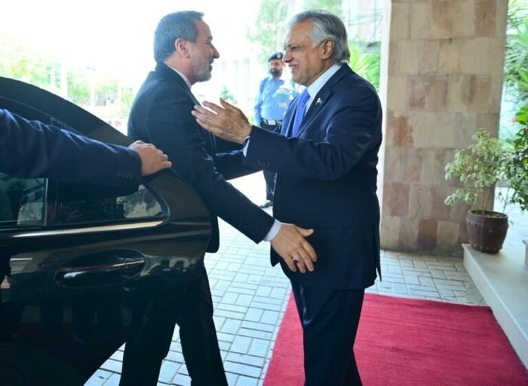 عباس عراقچي اسحاق ډار ته:د افغانستان او پاکستان د ترینګلو اړیکو په اړه اندېښمن یو