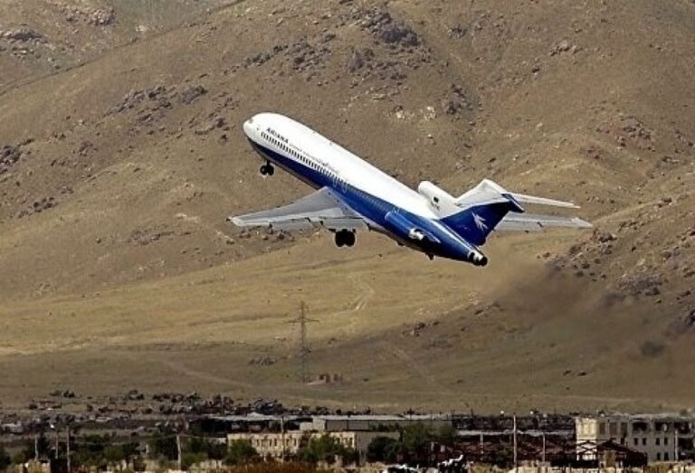 هندي رسنۍ:په ډیلي هوايي ډګر کې د اریانا افغان الوتکې د ناسم کیناستلو له امله د ټکر مخه ونیول شوه