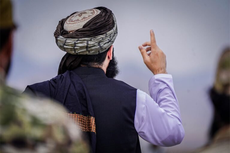 امریکایي نیولاینز نشریه:پاکستان د طالبانو د حکومت د بدلولو لپاره له افغان مخالفینو سره تماسونه زیات کړي