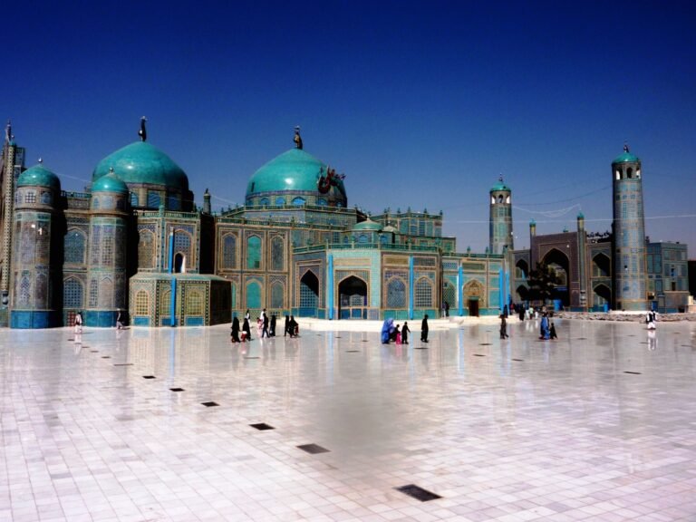 د بلخ د طالبانو حکومت د اطلاعاتو او کلتور ریاست:په مزارشریف کې د روضې د زیانمنو برخو د بیارغونې کارونه پيل شول