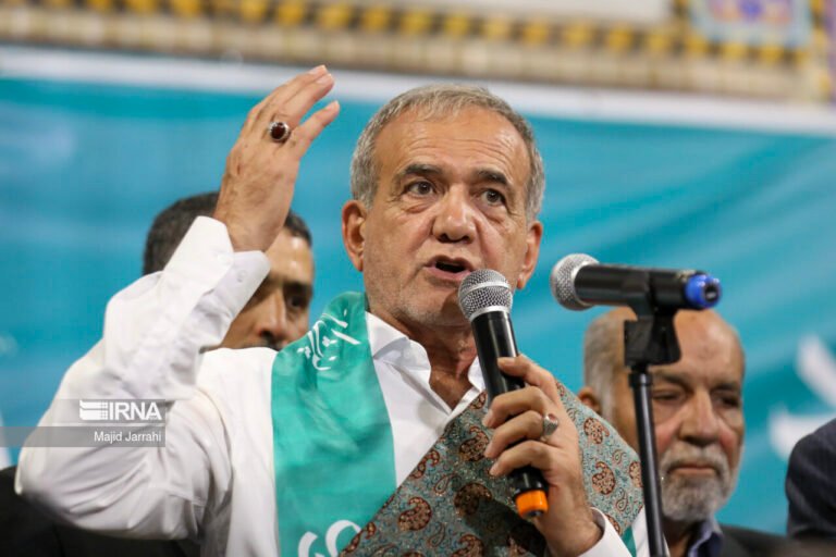 د ایران دوه مخي؛مسعود پزشکیان له افغانستان سره د ایران اړیکې پراخې بولي؛ خو عباس عراقچي ویلي چې اړیکې لانجمنې دي