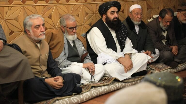 امیرخان متقي؛د عبدالله عبدالله د خور د مړینې له امله د هغه کور ته د غمشریکۍ لپاره ورغلی