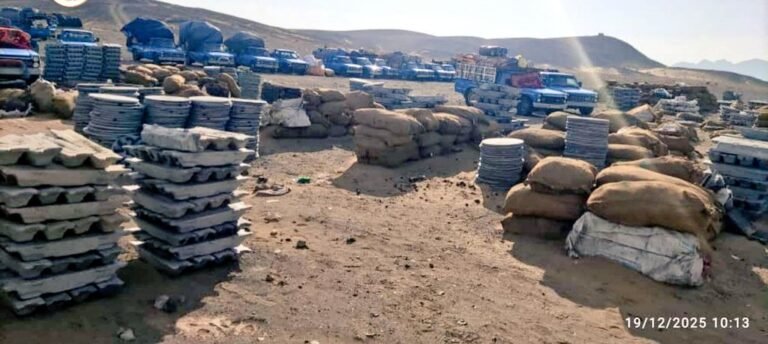 د طالبانو حکومت:په هلمند کې د پاکستان د قاچاقي توکو ۲۳۸ موټر نیول شوي