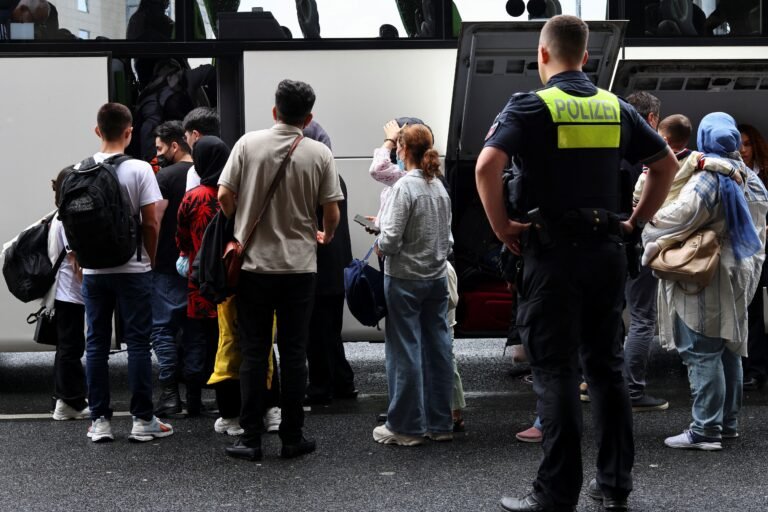 آلمان؛۱۴۱ افغانان د یوې چارټر الوتنې له لارې دغه هېواد ته لېږدولي