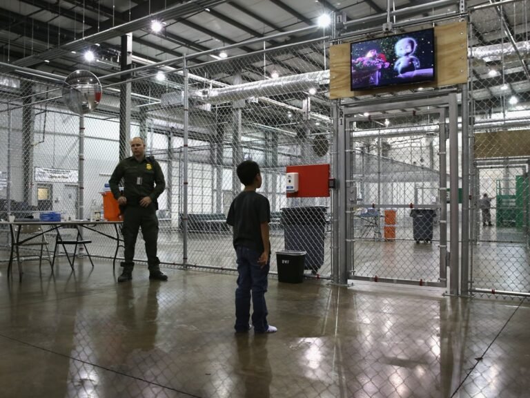 واشنګټن پوسټ:د ټرمپ حکومت د لسګونو زرو پناه‌غوښتونکو د ساتنې لپاره د لویو ګودامونو د جوړولو پلان لري