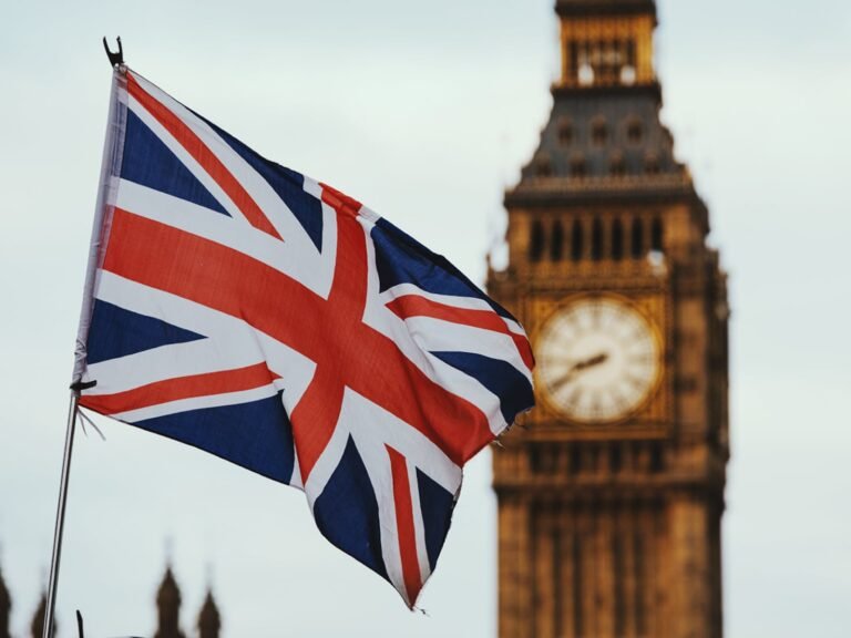 بریټانیا؛له خپلو اتباعو غوښتي چې افغانستان ته له سفر ډډه وکړي