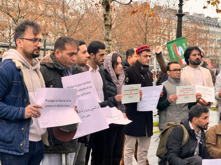په پاریس کې د افغان خبریالانو اعتراض؛له فرانسې د بشردوستانه ویزو د چټکتیا غوښتنه شوې
