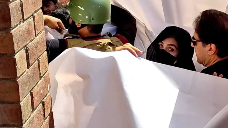 پاکستان؛عمران خان او مېرمن یې په مالي فساد کې په ۱۷ـ ۱۷ کلونو بند محکوم شول