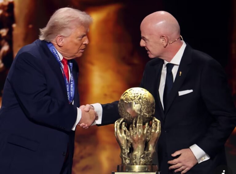 د امریکا ولسمشر ډونالد ټرمپ؛د فیفا د نړیوال جام د سولې جایزه ترلاسه کړه