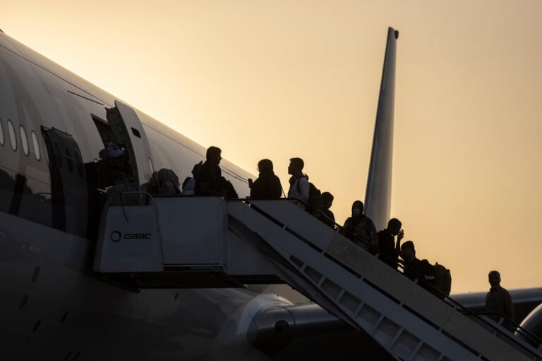 پاکستان؛په اسلام‌اباد هوایي ډګر کې لسګونه افغانانو ته د قانوني اسنادو سربېره د سفر اجازه نه ده ورکړل شوې