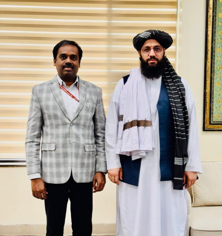 په هند کې د طالبانو حکومت سفیر؛له انند پرکاش سره پر سوداګرۍ، ویزو او د افغانانو په اړه بحث کړی