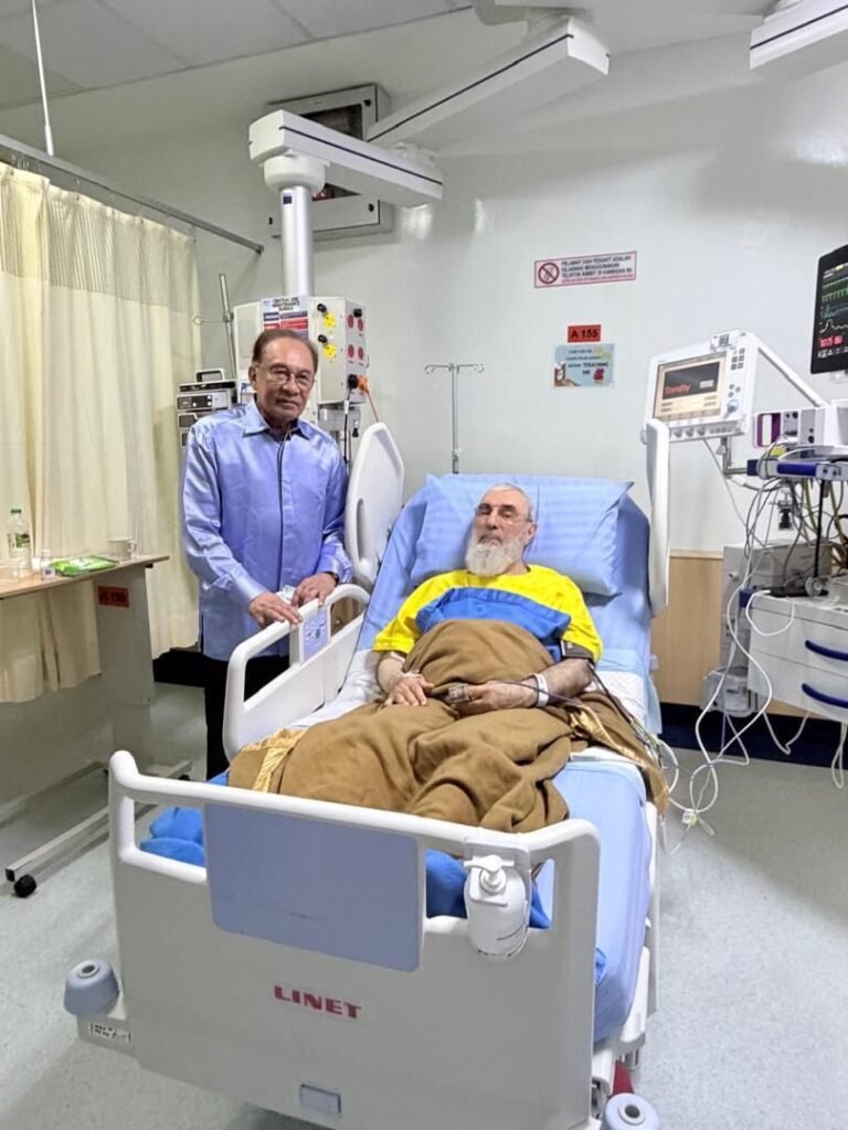 د مالیزیا لومړی وزیر:په مالیزیا کې مې د خپل پخواني ملګري ګلبدین حکمتیار عیادت وکړ