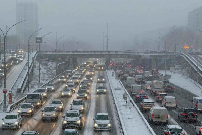 رویټرز:په پاریس او امسټرډام کې د واورې د ورښت له امله الوتنې لغوه شوي