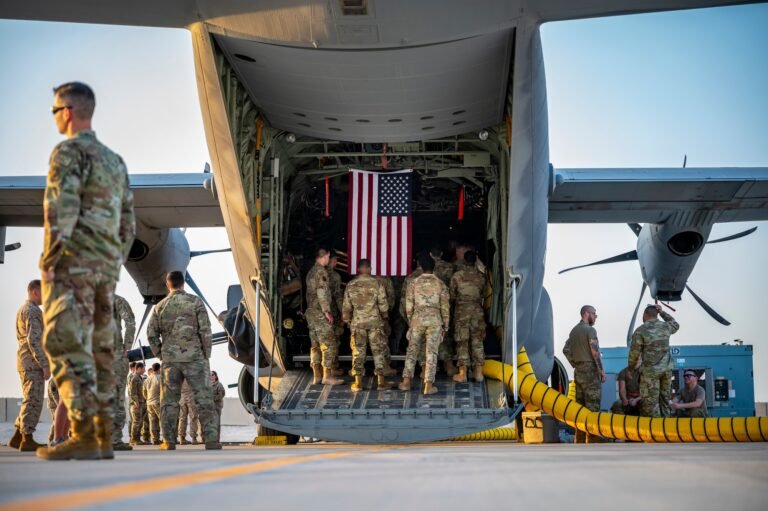 امریکا قطر کې خپلو سرتېرو ته:ژر تر ژره د قطر العدید اډه پریږدئ