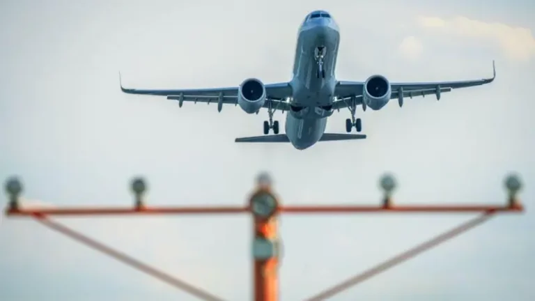 امریکا؛په مین ایالت کې د شخصي الوتکې د نسکورېدو پېښه کې ۸ تنه وژل شوي