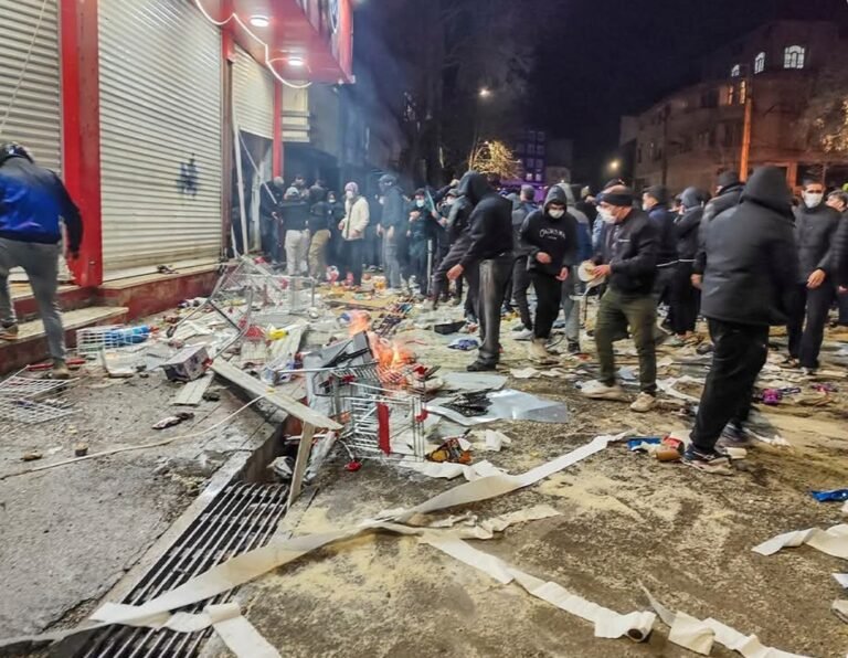 تسنیم اژانس:د معترضینو د مهار پر مهال اووه امنیتي سرتېري وژل شوي