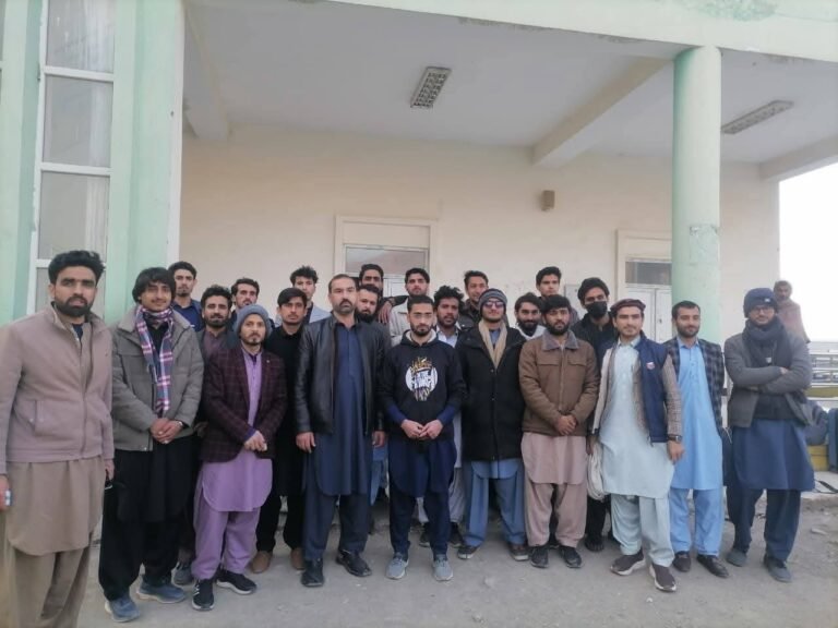 پاکستاني رسنۍ:د تورخم د بندېدو له امله نږدې ۲۰۰ افغان زده‌کوونکي د اوښتو په تمه بند پاتې دي