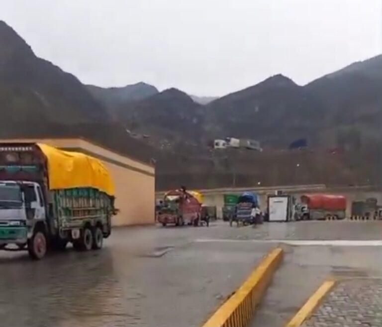 ډان ورځپاڼه:د خوړو نړیوال پروګرام کاروان د تورخم په دروازه کې د طالبانو حکومت د اجازې د نشتوالي له امله بند پاتې دی