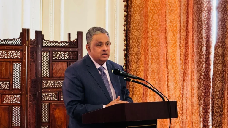 په ستونزو کې ایسار پاکستان؛امریکا ته د چاپلوسۍ له لارې د نړیوال مقام ترلاسه کېدو خبره کوي