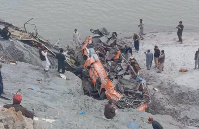 پاکستان؛چکوال سیمه کې د مسافر وړونکي بس د چپه کېدو پېښه کې ۳۲ تنو ته مرګ ژوبله اوښتې