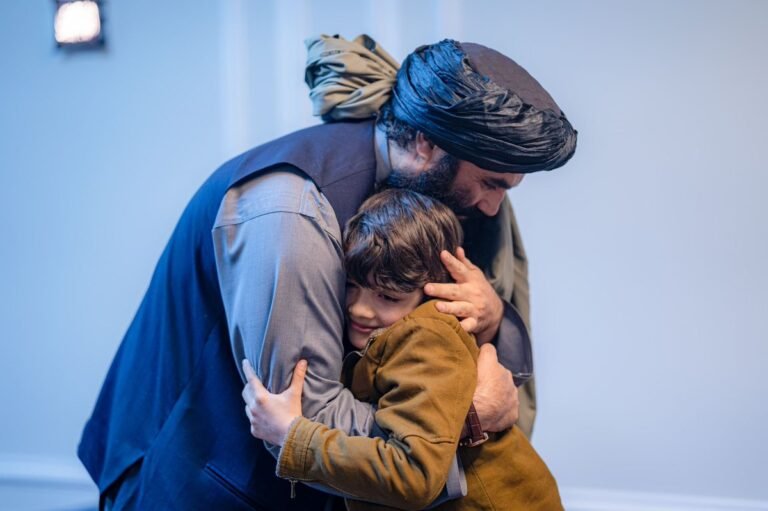 سراج‌الدین حقاني؛د هرات له ۹ کلن نابغه ماشوم سره لېدلي او هغه یې ستایلی