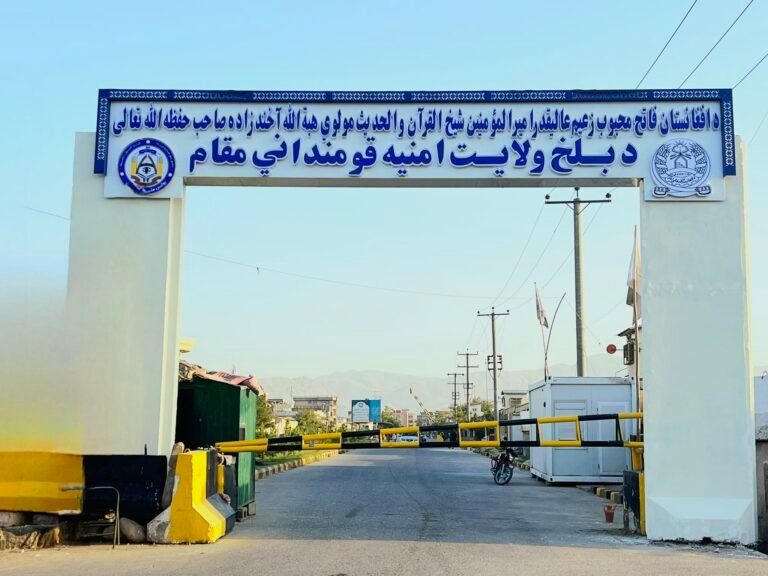 د بلخ امنیه قومندانۍ؛د ټولنیزو رسنیو له لارې د خلکو “بلک میل” کولو په تور اووه کسان نیولي