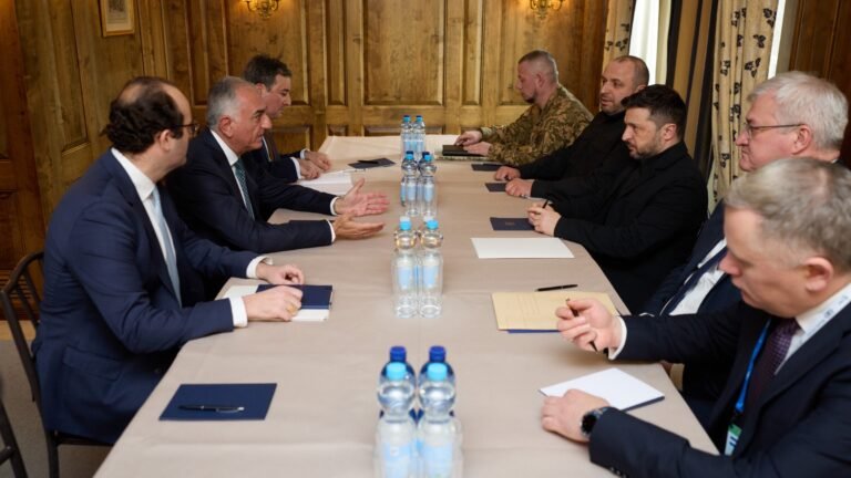 ولادیمیر زلنسکي؛د ایران د اخوندي نظام سرسخت مخالف رضا پهلوی ملاتړ وکړ او د هر اړخیزې مرستې ډاډ یې ورکړ