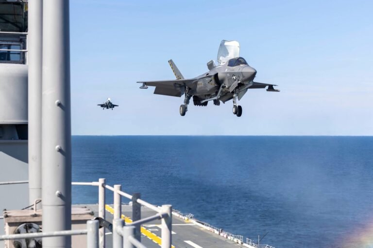 د امریکا د سمندري ځواکونو قومندانۍ:اتلانتیک سمندر کې پر USS Kearsargeبیړۍ د F-35B جنګي الوتکې لومړۍ ناسته ترسره شوه
