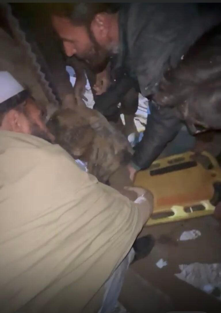 تازه خبرد باجوړ په یوه دیني مدرسه کې دننه موټر بمب برید شوی