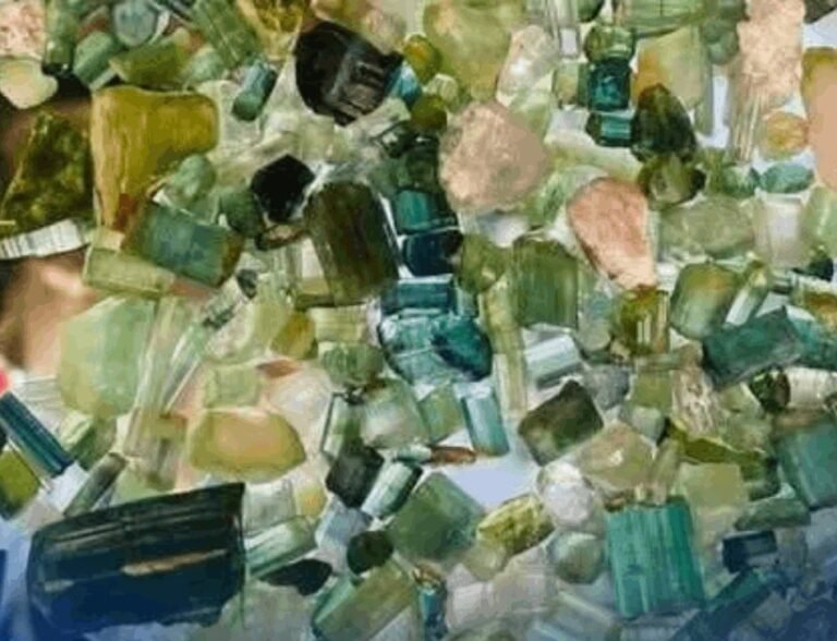 نورستان؛د ماوي کانونو قیمتي او نیمه قیمتي ډبرې د ۱۱۳ میلیونه افغانۍ په ارزښت وپلورل شوې