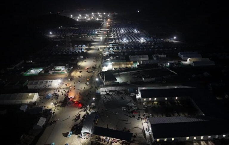 د ننګرهار ولایت د اطلاعاتو کلتور ریاست:پاکستاني لوري تورخم کې د کډوالو کمپ په نخښه کړی