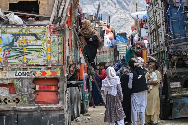د طالبانو حکومت:تېره ورځ له بېلابېلو لارو څخه ۳۷۰۴کسان په جبري ډول هېواد ته را ستانه شوي