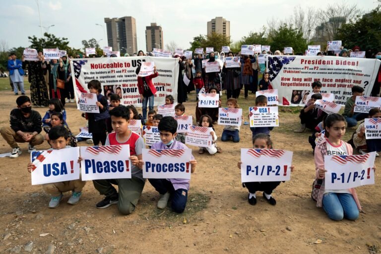 پاکستان؛نږدې ۲۰,۰۰۰ افغان کډوال چې د امریکا په انتظار پاکستان کې میشت دي، بیرته په جبري توګه افغانستان ته ستنوي