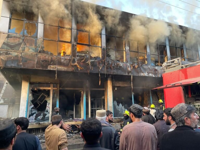 کابل؛احمدشاه بابا مېنه کې په یوه مارکیټ کې اور لګېدلی