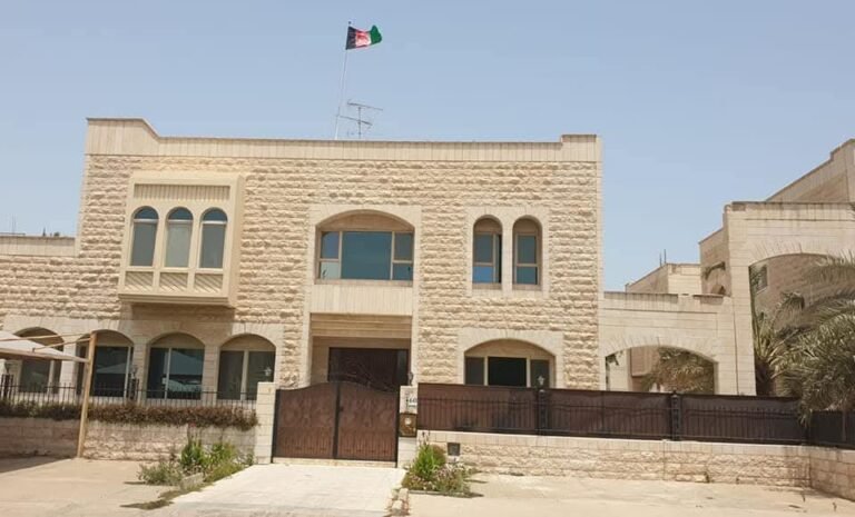 سرچینې:کویټ د افغانستان سفارت د طالبانو حکومت ډیپلوماټانو ته سپاري