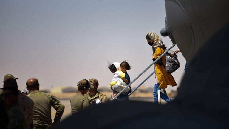 افغان ایواک:افغانستان کې بند پاتي افغان متحدین د امریکا د غلطو سیاسي پریکړو قربانیان دي