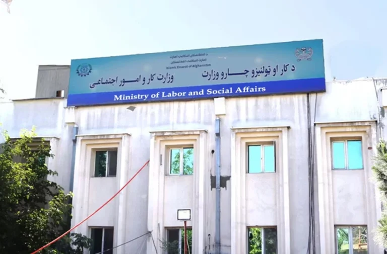 د طالبانو حکومت د کار او ټولنیزو چارو وزارت:روژه کې د دولتي کارکوونکو رسمي کار د سهار له ۹ تر ماسپښین ۲ بجو وټاکل شو