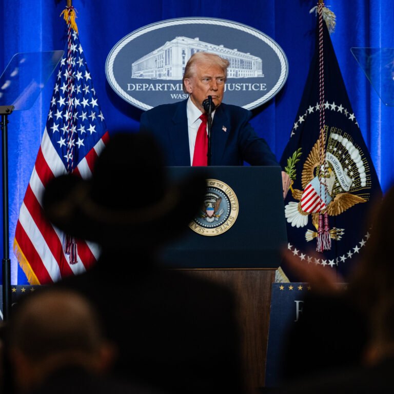 ډونالډ ټرمپ:پر ایران د سختو بريدونو اصلي څپه لا نه ده پيل شوې او دا څپه پر لاره ده