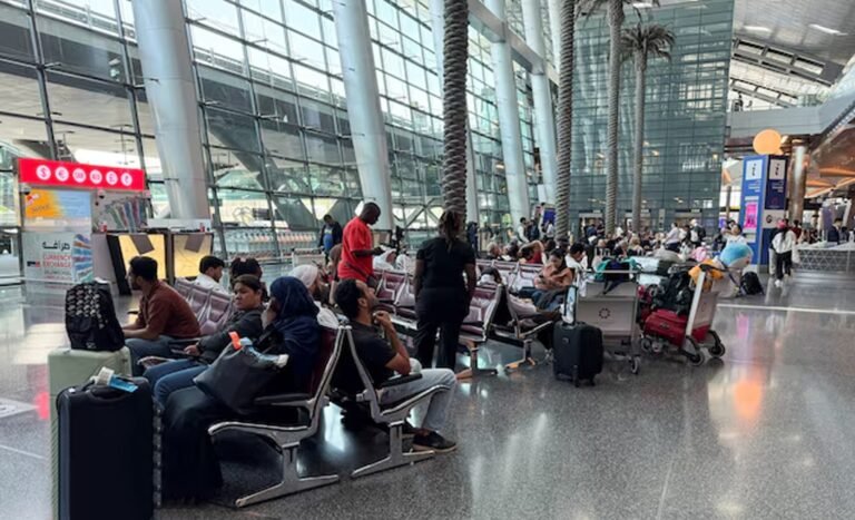 رویټرز راپور ورکړی چې د امریکا د بهرنیو چارو وزارت له خپلو اتباعو غوښتنه کړې چې د امنیتي خطرونو له امله له لسو څخه زیاتو هېوادونو ووځي، چې پکې د اسراییل ځینې سیمې او د غزې تړانګه هم شامل دي.