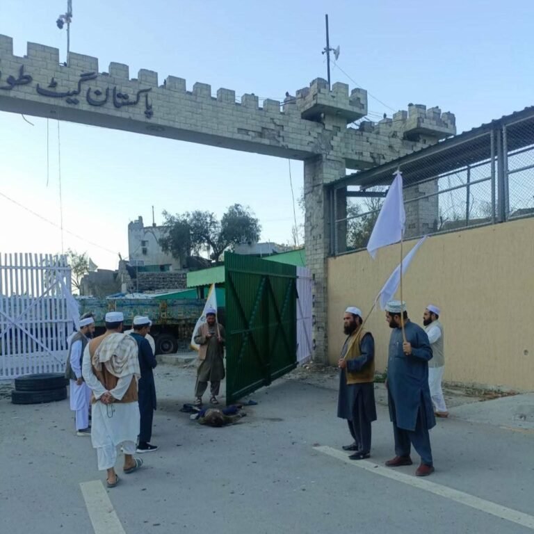 تورخم؛پاکستاني او افغان قومي مشرانو د تورخم په صفري نقطعه کې ناپیژاند جسد د لنډ اوربند پر مهال پورته کړ