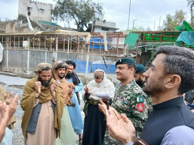 تورخم؛پاکستان او افغان طالبانو په دې شرط د تورخم دروازه د کډوالو پرمخ پرانیستله چې له وسلو پرته به چارې پرمخ وړي