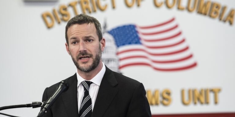 اډم بویلر:امریکا به نور دا ونه زغمي چې نور هېوادونه امریکايي بندیان وساتي