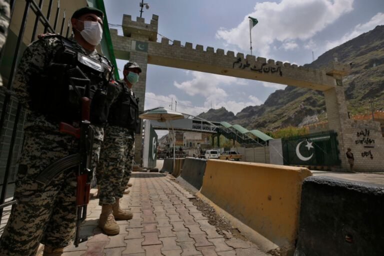فایننشل ټایمز:د افغانستان او پاکستان ترمنځ د کړکېچ د کمولو لپاره د لویو قدرتونو مداخله اړینه ده