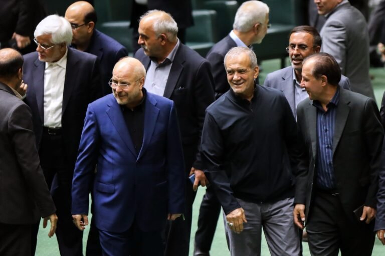 د پزشکیان او قالیباف ګډ غبرګون ټرمپ ته:«ایران کې تندلاري او منځلاري نشته، ټول انقلابیان یو»