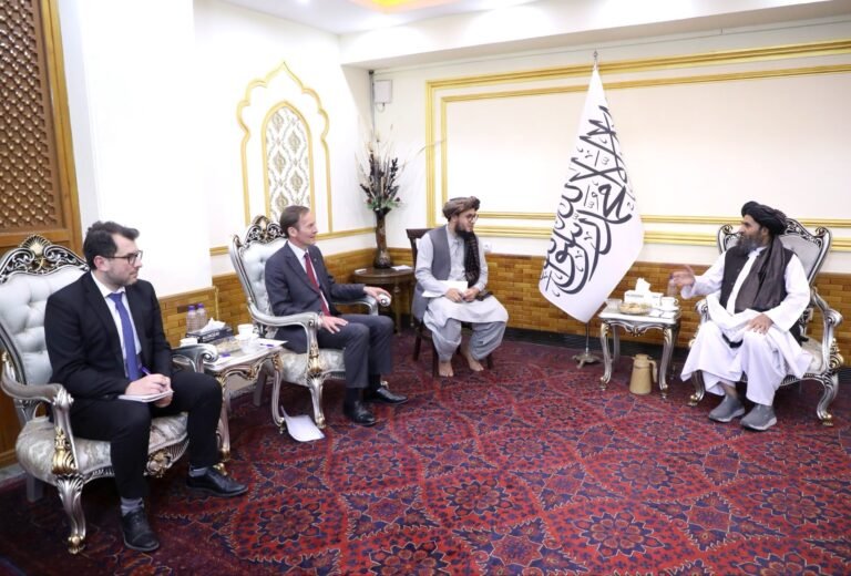 ملا عبدالغني برادر؛د بریتانیا له ځانګړي استازي سره د همکارۍ پر پیاوړتیا خبرې کړې