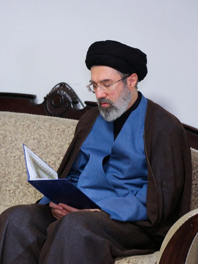 اسرائیلي ورځپاڼه:مجتبی خامنه اي خپله یوه پښه له لاسه ورکړې او د څهرې له جدي ټپونو سره مخ دی