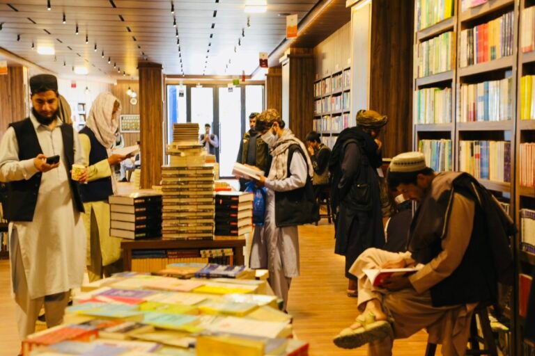 د کتاب نړیوالې ورځې په پلمه؛اکسوس کتاب پلورنځی په نوې ودانۍ او نوې بڼه بېرته پرانیستل شو