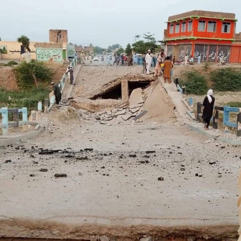 خیبر پښتونخوا؛نامعلومه وسله‌والو د بنو په فتح‌خېل کې لورا پُل په بمونو الوځولی